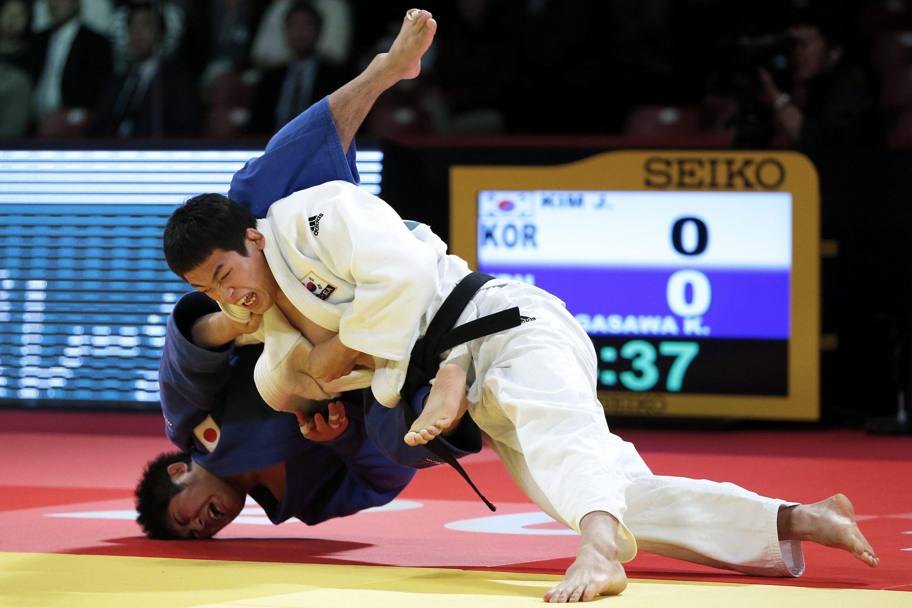 A tappeto: il sudcoreano Kim Jae-yun atterra il giapponese Kenta Nagasawa, al IJF Judo Grand Slam di Tokio. (Epa)